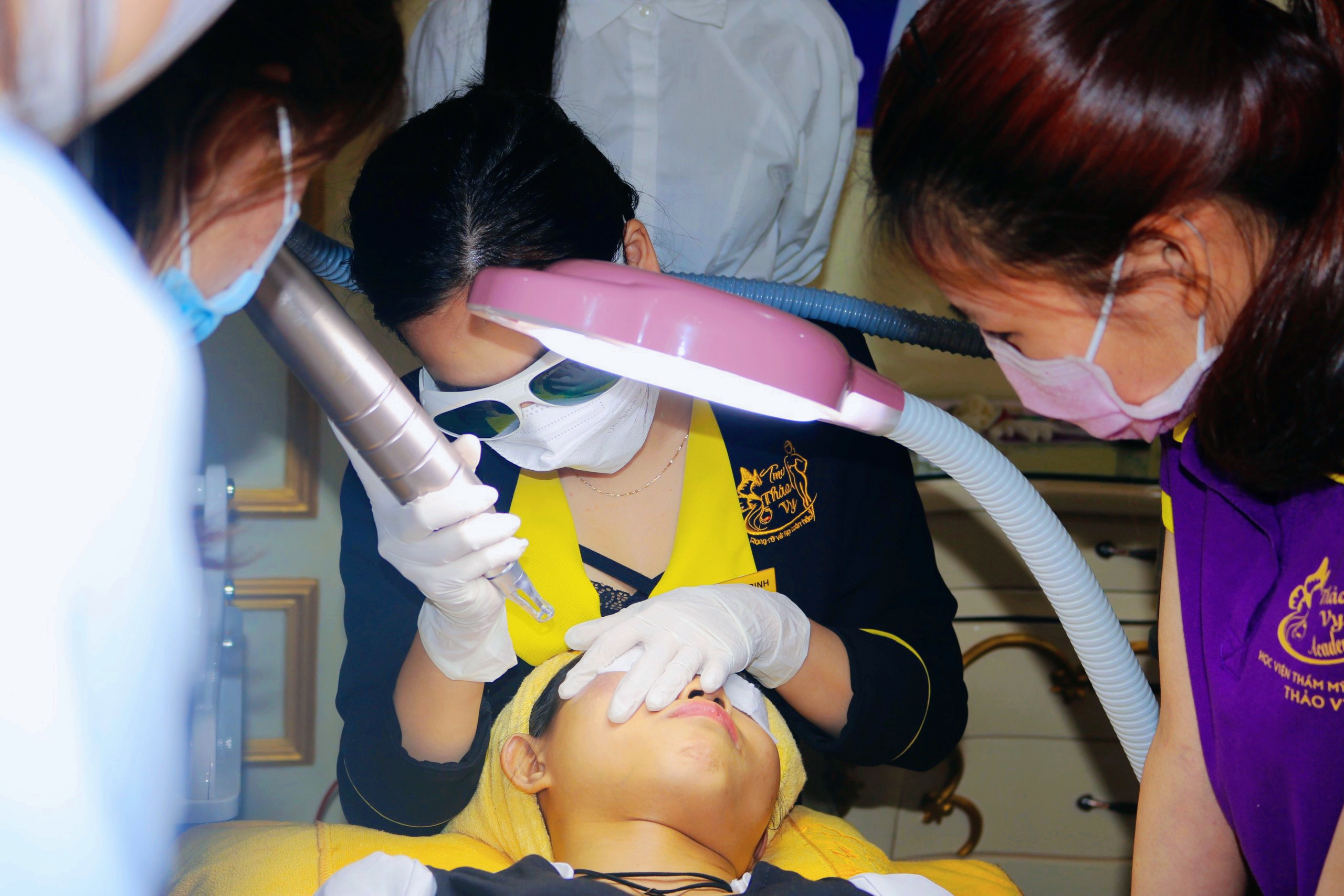 Chuyên gia đang dùng các công nghệ tiên tiến để điều trị.