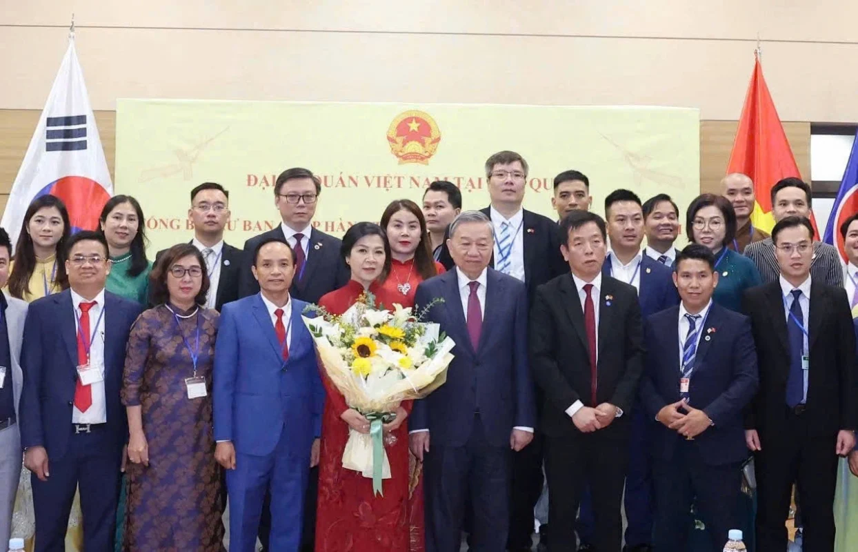 Chủ tịch Thảo Vy (áo dài đỏ ở giữa) cùng Tổng Bí Thư Tô Lâm và Phu nhân tại Đại Sứ Quán VN tại Hàn Quốc